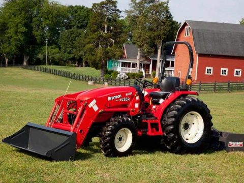 Kompaktný traktor Branson, nazýva sa aj malotraktor, ale nie je to úplne tak. Viac info sa dozviete na našom blogu - kocht.sk